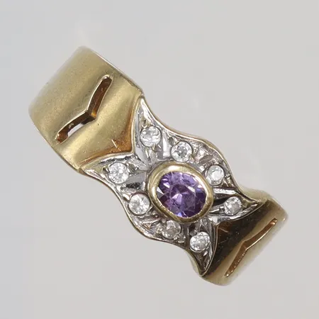 Ring med vita och lila sten, stl 19¼, bredd 4-8mm, repig, 14K Vikt: 5,4 g