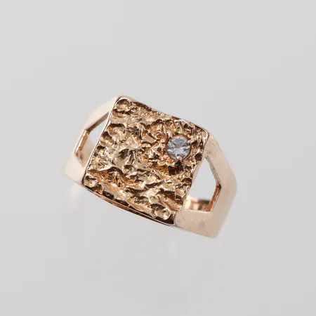 Klackring med sten, Bengt Hallberg Köping, storlek 17 mm, bredd 2.4-10.4 mm, 18k. Vikt: 4,7 g