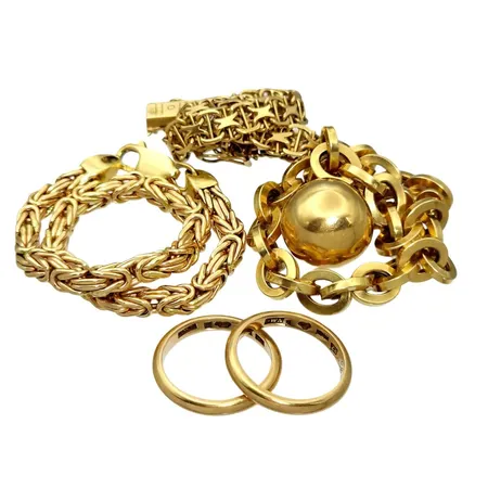 Diverse smycken, 18K guld, slitage, defekter och gravyrer Vikt: 43,5 g