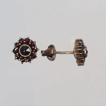 Ett par örhängen med granater, Ø10mm, bruksslitage, missfärgat, förgyllt silver 830/1000 Vikt: 3 g