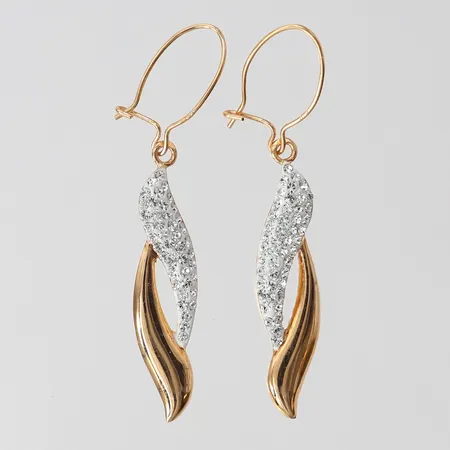 Ett par örhängen med vita stenar, längd 37mm, bredd ca 7mm, 18K Vikt: 1,1 g