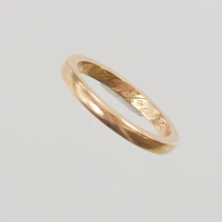Ring, slät, Ø17¼, bredd: 2,4mm, gravyr, 18K, 3,6g.