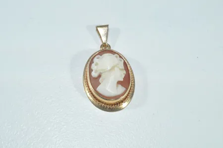 Camehänge 18k 2,4gr 2,5cm ref:L10299:15/1909 Vikt: 2,4 g