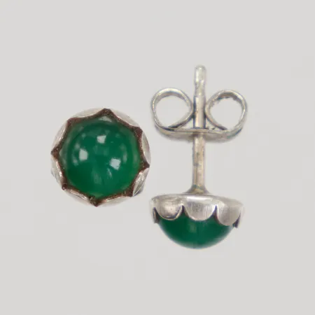 Ett par örhängen, gröna stenar, Ø 6,7mm, stift, Silver 835/1000 Vikt: 1,2 g