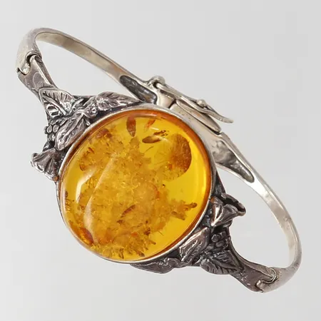 Stelt armband med bärnsten, ca 42x63mm, bred ca 3-29mm, Guldfynd, 925/1000 silver Vikt: 22,8 g