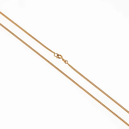 Kedja, pansar, i 18K guld. Den är 42,5 cm lång,1,9 mm bred och väger 5,8g. Springring. Stämplad 18K. 