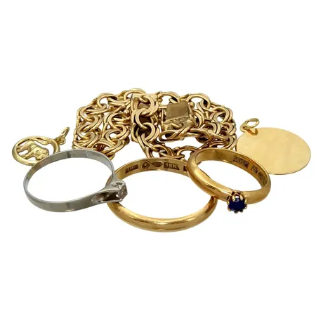 Diverse smycken, 14K guld - vikt 0,4g, 18K guld - vikt 25,4g, defekter, gravyrer