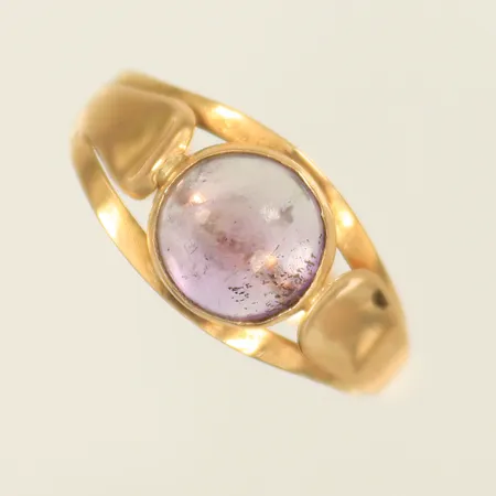 Ring med lila sten, stl 18½, bredd 3-9,5mm, 18K Vikt: 2,4 g