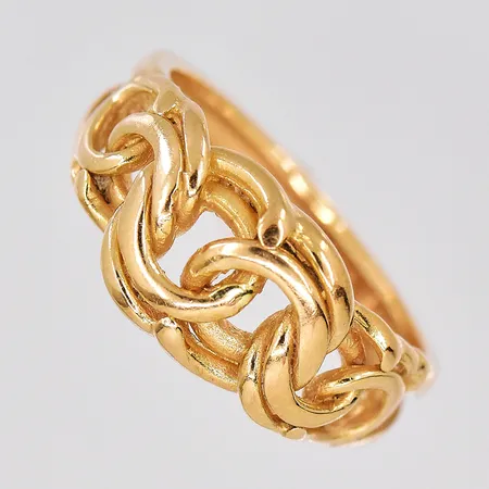 Ring Bismarck, stl 18, bredd ovandel 9,4mm, 18K Vikt: 6,1 g