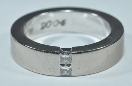 Diamant 0,14ct ring vitguld 18k 11,1 gr Ø 16,5 mm B 4,76 mm små hack på vissa ställen Vikt: 11,1 g