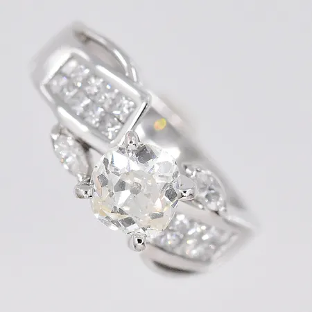 Ring vitguld med olikslipade diamanter, mittstenen gammalslipad diamant ca 0,80ct, stl 15¾, 18K Vikt: 5,2 g