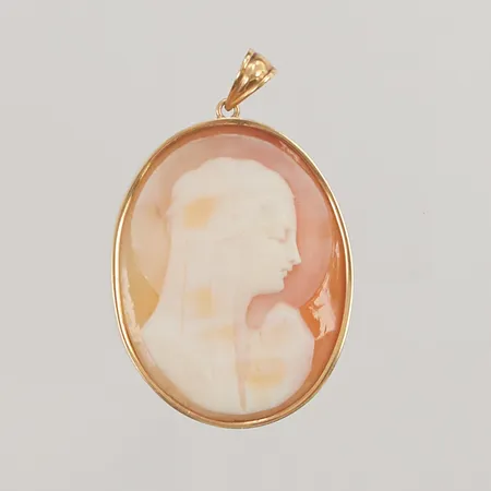 Hänge, snidad snäckskalscamé föreställandes Jungfru Maria, 45x28mm, ram i 18K, Petterssons Eftr Juvelerar Ab Joh, Stockholm år 1941, 18K, 7,0g.