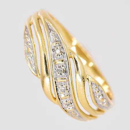 Ring, diamanter 3x,005ct, stl 17¾, ovandel bredd 8mm, GFAB, 18K Vikt: 2,4 g