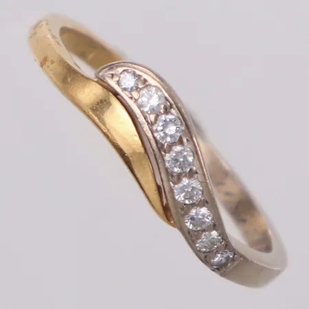 Ring stl 18¼, bredd 1,7-5mm, diamanter 7x0,02ct 1x0,01ct, tvåfärgad, gravyr, 18K Vikt: 3,1 g