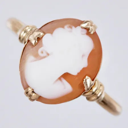 Ring med camé, Guldvaruaktiebolaget G. Dahlgren & Co Ab 1947, slitage, stl: 17 ¾, bredd ca 1-13mm, 18K Vikt: 2,1 g