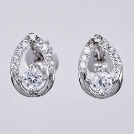 Ett par örhängen med stenar, längd: ca 1cm, bredd: ca 6mm, 925/1000 silver Vikt: 1 g