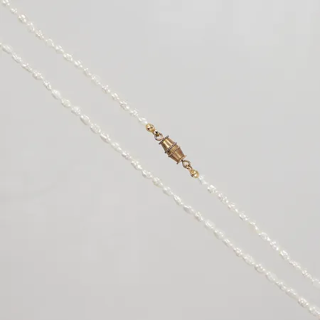 Collier barocka pärlor, längd ca 62cm, bredd ca 3,6mm, gulmetall skruvlås