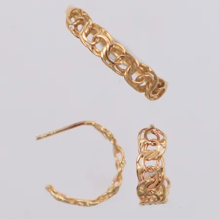 Ring, stl 17, bredd 3,7mm, Ett par örhängen, längd 12mm, saknar snurrebussar, Bismarck, lätta bucklor, 18K Vikt: 2,1 g