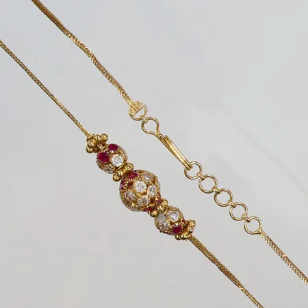 Halscollier med röda och vita stenar, 38-40cm, bredd 1-10mm, buckligt, saknar en hängande del, 22K Bruttovikt. 8,1g Vikt: 8,1 g