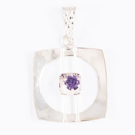Hänge i silver (925/1000) med lila sten. Det är 25 mm brett, 39 mm långt inkl. ögla och väger 3,1g. 