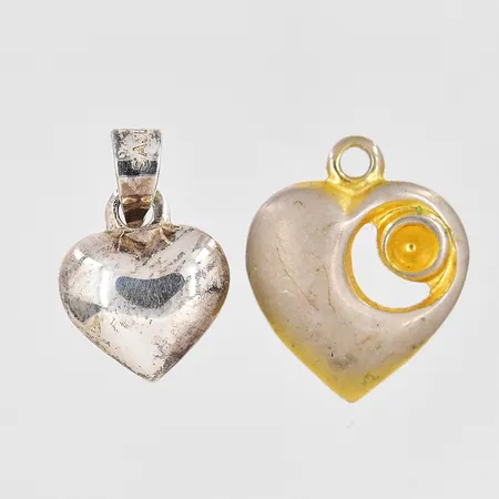 2 Hängen hjärtan, en defekt, silver Vikt: 2,4 g