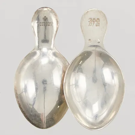 Medicinskedar, två st, Akademiska sjukhuset 300år, längd: 6,5cm, 925/1000 silver, 33,8g.