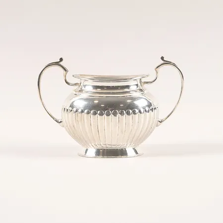 Sockerskål, svenska importstämplar, godronnerat liv, höjd 9cm, slitage, 830/1000 silver. Vikt: 167,3 g