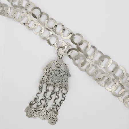 Collier, genombruten, dekor av parställda fåglar och handformade kläppar, längd ca 76cm, slitage, ej stämplat, silver. Vikt: 114,5 g