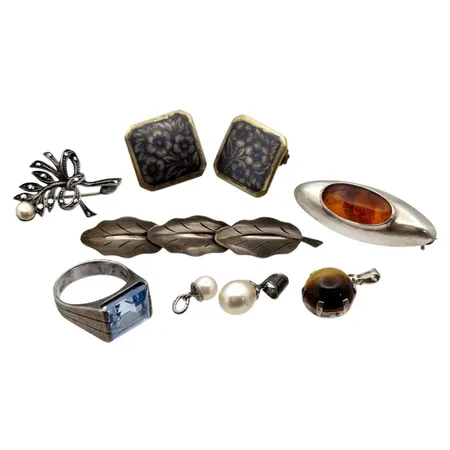 Vintage Smycken i silver, bl.a Ring med blå sten, Ø16¾ mm (sten med lätt slitage), Broscher 3 stycken, en med Bärnsten, Hängen, ett med Tigeröga, svenska och utrikiska tillverkare, bruttovikt 29,1 gram Vikt: 29,1 g
