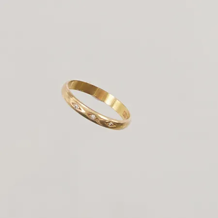Ring med diamanter 3 x ca. 0,01ct, Ø17½, bredd: 2,9mm, 18K, 1,7g.