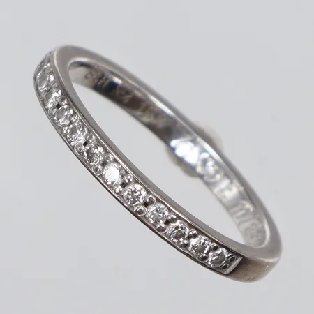 Ring med diamanter totalt ca 14x0,02ct, stl 18¾, bredd 2mm, vitguld, gravyr, 18K Vikt: 3,9 g
