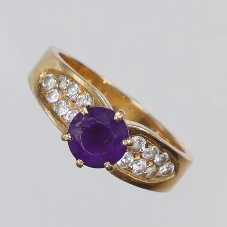 Ring med vita och lila sten, stl 18¾, bredd 3-8mm, svenska stämplar, 18K Bruttovikt: 6,5g Vikt: 6,5 g