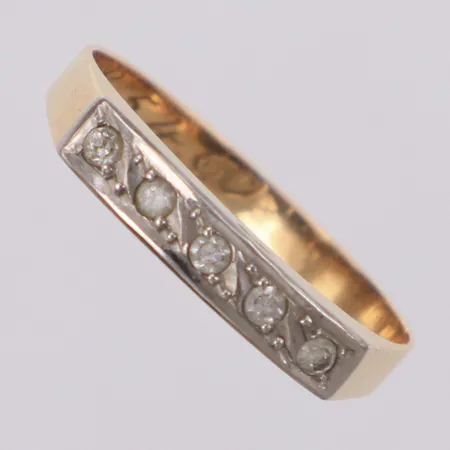 Ring stl 18, bredd 2,2-3,2mm, vita stenar, nagg, gravyr, 18K Vikt: 1,7 g