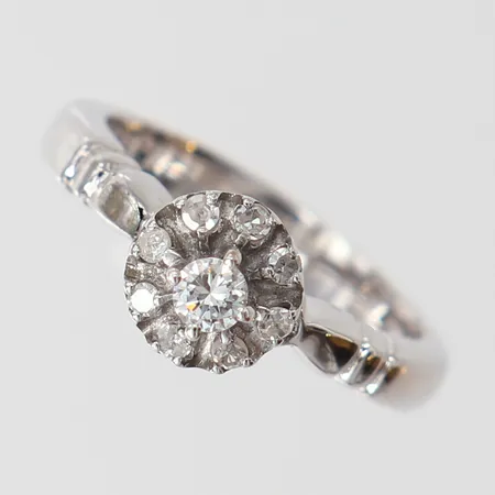 Ring med briljantslipad diamant 1 x ca 10ct, 8/8-slipade diamanter 8 x ca 0,01ct, stl: 17, bredd 4-8mm, vitguld, ostämplat 14K. Vikt: 5,1 g