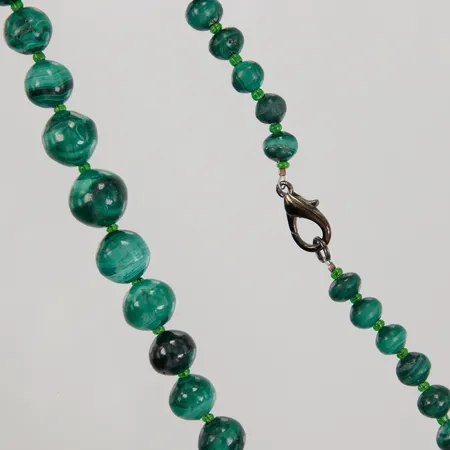 Collier med gröna stenar, troligen malakiter, längd ca 52,5cm, bredd ca 8,3-13,9mm, svart metall lås