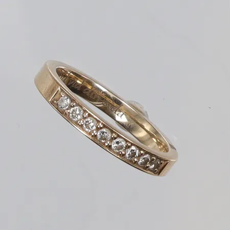 Ring med diamanter totalt 0,24ct enligt gravyr, stl ca18, bredd 2mm,gravyr, 18K Vikt: 4,5 g