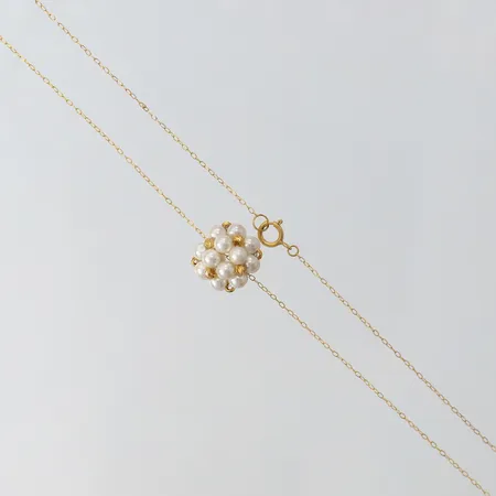 Collier med integrerat hänge med pärlor/guldkulor, längd 45cm, bredd 0,4-12mm, 21K. Vikt: 2 g