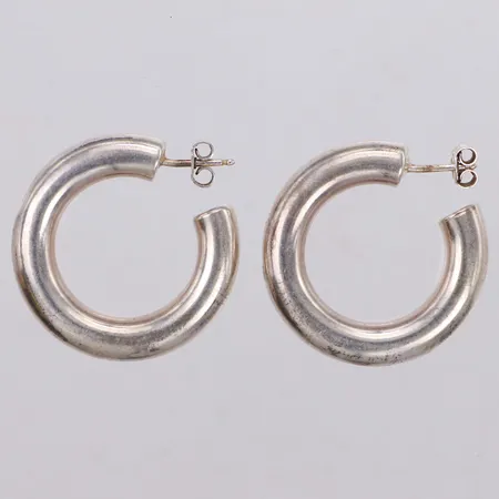 Ett par örhängen, längd 30mm, bredd 5,8mm, FS, repor, buckla, 925/1000 silver Vikt: 7,5 g