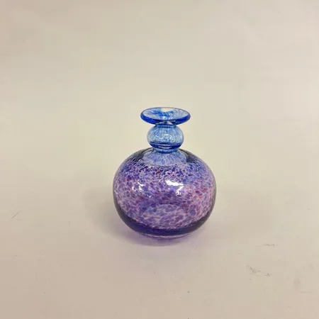 Miniatyrvas, Antikva, Bertil Vallien, Kosta Boda, höjd ca.6,5cm, lila och blått glas, signerad samt numrerad 48008
