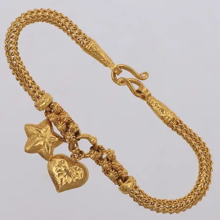 Armband, 17cm, bredd 4mm, 2 integrerade hängen, ojämnheter, 1 baht, thaiguld, 23K Vikt: 15,2 g