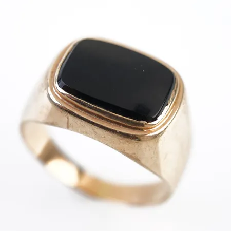 Ring m svart sten, stl 21(65), bredd 14mm, 14k Vikt: 8 g