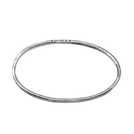 Armring, silver 925/1000, oval form, inre mått 20,5 cm, bredd ca. 4 mm, hamrad dekor, tillverkarstämpel BF, Åhus 2011 Vikt: 20 g