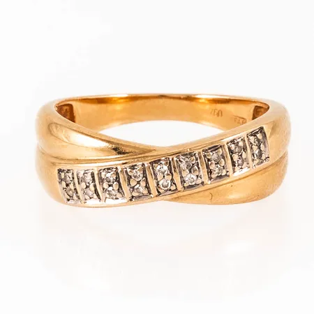 Ring i 18K guld med diamanter 18 x ca 0,005ct. Den är 2,5 - 6,8 mm bred, är i storlek 17½ och väger 3,3g. Stämplad GFAB (Guldfynd) 750.