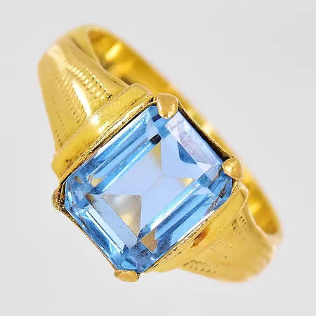 Ring, stl 18¼, ljusblå sten 8,5x11mm, graverad, 23K Vikt: 6,4 g