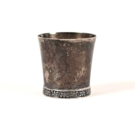 Bägare med mynt Gustaf VI Adolf Sveriges konung, Plikten framför allt, 2kr år 1964, höjd ca 4,5cm, bredd 4,5cm, 830/1000 silver Vikt: 51,2 g