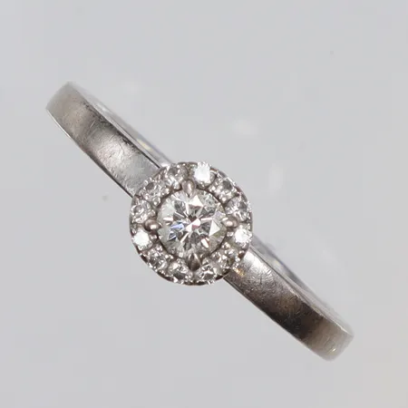 Ring med diamanter ca 1x0,22ct, samt 13x0,02ct, stl 18¼, bredd 2-6mm, vitguld, gravyr, 18K Vikt: 5,4 g