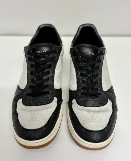 Herrsneakers, Louis Vuitton, modell Rivoli, size UK 8, MS, sprickor i lädret, bruksskick, kvitto 2021 Birger Jarlsgatan, dustbag, kartong Vikt: 0 g