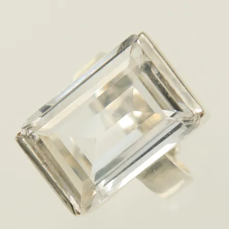 Ring med bergskristall, BEH Bengt Hallberg Guldsmeds AB, justerbar storlek, bredd 5-19mm, något lös i fattning, Silver 925/1000, 7,6g Vikt: 7,6 g