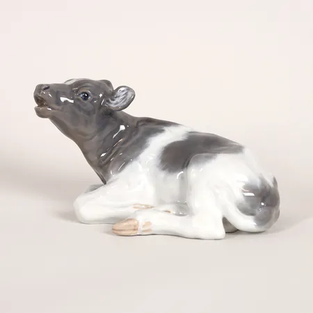 Figurin, Kunglig Dansk, modell 1072, porslin, liggande ko, formgiven av Knud Kyhn, längd 16cm, höjd 9cm, obetydligt slitage. Skickas med paket.