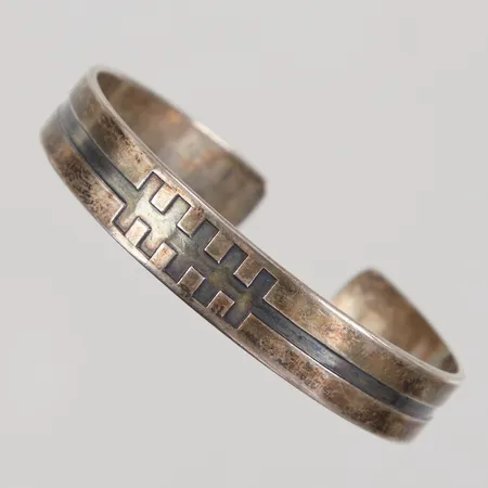Armband Kalevala Koru, öppen modell, inre bredd ca 48x56mm, bredd 10,3mm, Finland år 1962, åldersbetingad slitage, Silver 916/1000 Vikt: 20,8 g